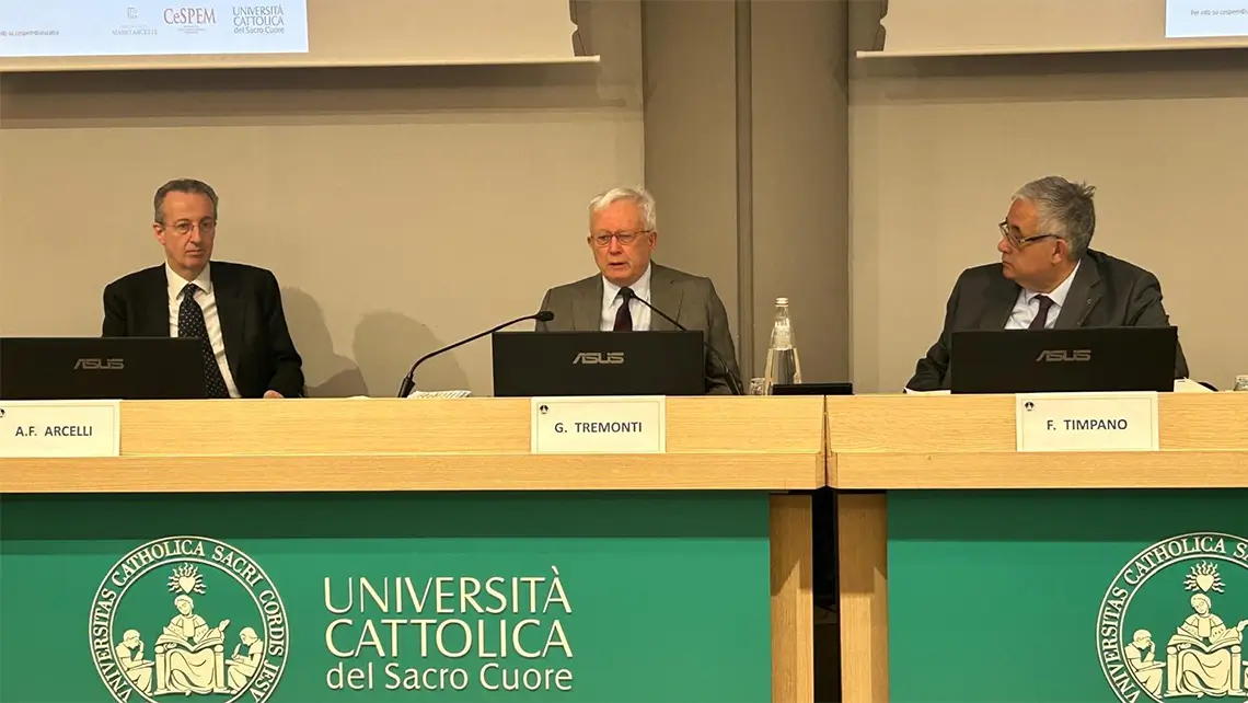 Angelo Federico Arcelli, Giulio Tremonti e Francesco Timpano, al tavolo dei relatori della XXII edizione della Lezione Mario Arcelli