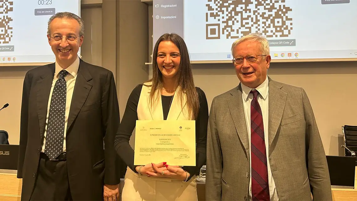 Angelo Federico Arcelli, Giulio Tremonti con la vincitrice del premio di laurea Mario Arcelli, Valentina Maffoni,