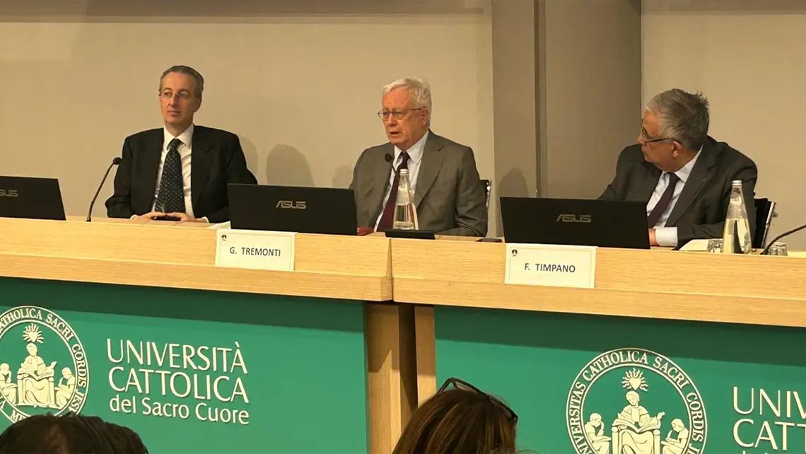 Angelo Federico Arcelli, Giulio Tremonti e Francesco Timpano, relatori della XXII edizione della Lezione Mario Arcelli